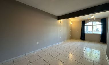 CASA EN VENTA COMO TERRENO IDEAL PARA REMODELAR O EDIFICIO, ESPALDAS DE GALERIAS
