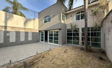 CASA EN VENTA COMO TERRENO IDEAL PARA REMODELAR O EDIFICIO, ESPALDAS DE GALERIAS