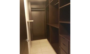 Embassy Village. Espacioso apartamento con amplia Terraza