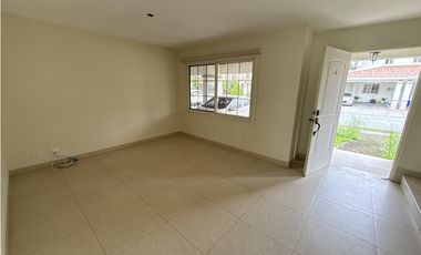 CASA EN VENTA -RESERVAS DE VERSALLES - REMATE BANCARIO
