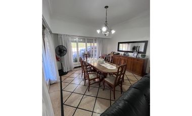 Chalet 5 ambientes. Barrio Güemes