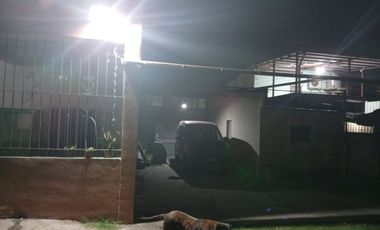 VENTA CASA 3AMB/2LOCALES FRENTE EN CLAYPOLE