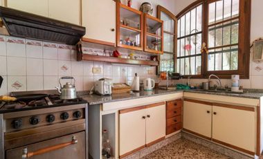 Casa de 6 Ambientes con local