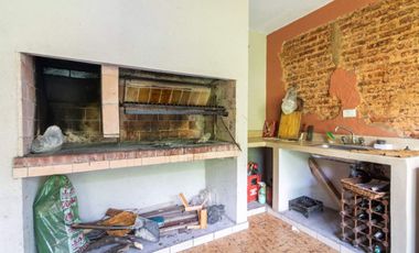 Casa de 6 Ambientes con local