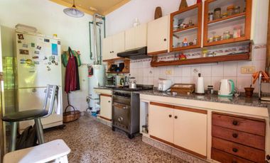Casa de 6 Ambientes con local
