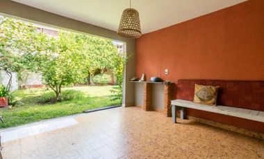 Casa de 6 Ambientes con local