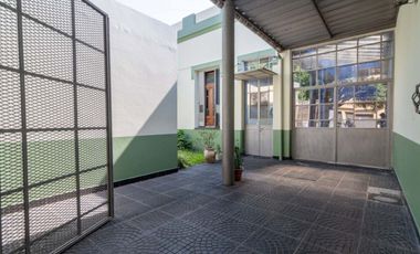 Casa de 6 Ambientes con local