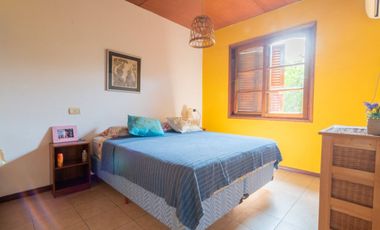 Casa de 6 Ambientes con local