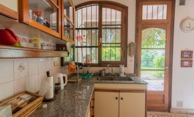 Casa de 6 Ambientes con local