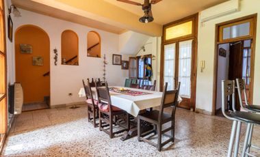 Casa de 6 Ambientes con local