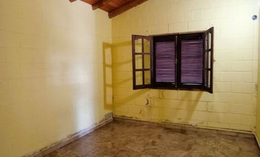 SE ALQUILA CASA 2 DORMITORIOS EN VILLA GIARDINO
