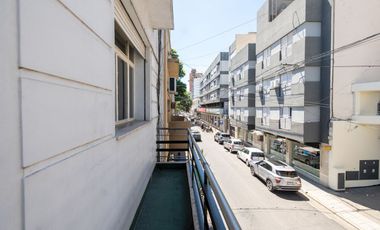 Amplia casa en Planta Alta a metros de la Peatonal