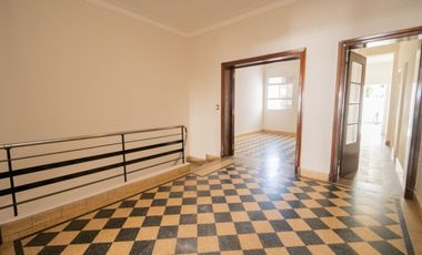 Amplia casa en Planta Alta a metros de la Peatonal