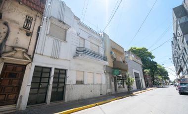 Amplia casa en Planta Alta a metros de la Peatonal