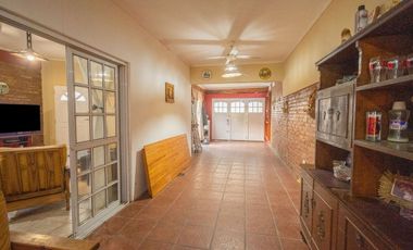 Casa en venta de 2 dorm, cochera y patio c/ pileta