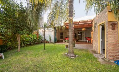 Casa en venta de 2 dorm, cochera y patio c/ pileta