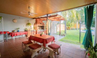 Casa en venta de 2 dorm, cochera y patio c/ pileta