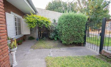 Casa en venta de 2 dorm, cochera y patio c/ pileta