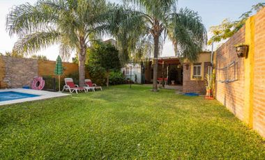 Casa en venta de 2 dorm, cochera y patio c/ pileta