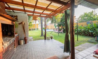 Casa en venta de 2 dorm, cochera y patio c/ pileta