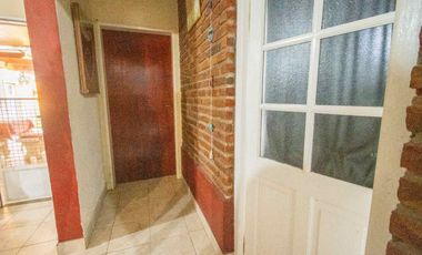 Casa en venta de 2 dorm, cochera y patio c/ pileta
