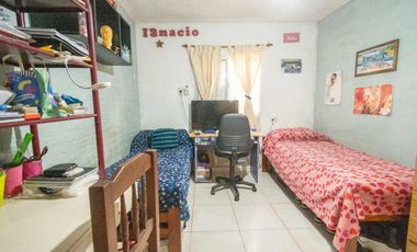 Casa en venta de 2 dorm, cochera y patio c/ pileta