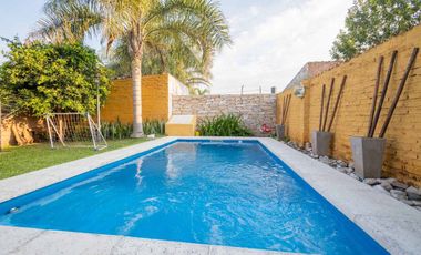 Casa en venta de 2 dorm, cochera y patio c/ pileta