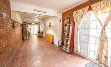 Casa en venta de 2 dorm, cochera y patio c/ pileta