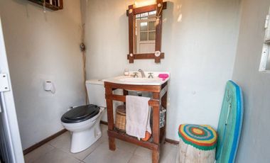 Casa en venta de 2 dorm, cochera y patio c/ pileta