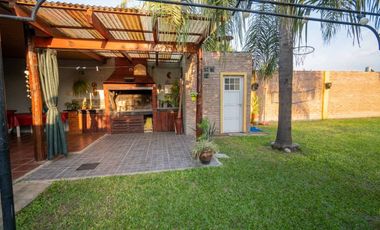 Casa en venta de 2 dorm, cochera y patio c/ pileta