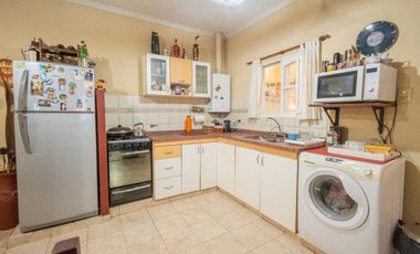 Casa en venta de 2 dorm, cochera y patio c/ pileta