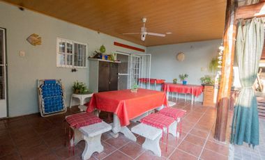 Casa en venta de 2 dorm, cochera y patio c/ pileta