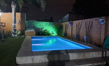 Casa en venta de 2 dorm, cochera y patio c/ pileta