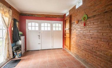 Casa en venta de 2 dorm, cochera y patio c/ pileta
