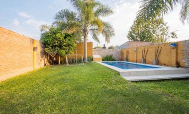 Casa en venta de 2 dorm, cochera y patio c/ pileta