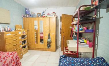 Casa en venta de 2 dorm, cochera y patio c/ pileta