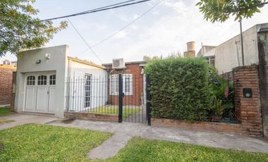 Casa en venta de 2 dorm, cochera y patio c/ pileta