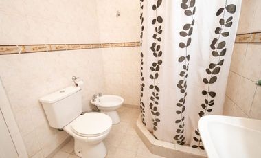 Casa en venta de 2 dorm, cochera y patio c/ pileta