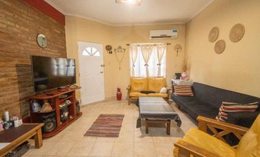 Casa en venta de 2 dorm, cochera y patio c/ pileta