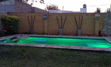 Casa en venta de 2 dorm, cochera y patio c/ pileta