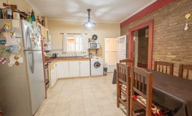 Casa en venta de 2 dorm, cochera y patio c/ pileta