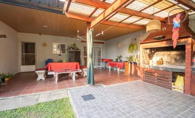 Casa en venta de 2 dorm, cochera y patio c/ pileta