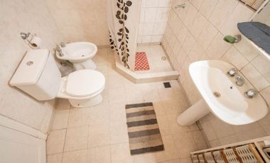 Casa en venta de 2 dorm, cochera y patio c/ pileta