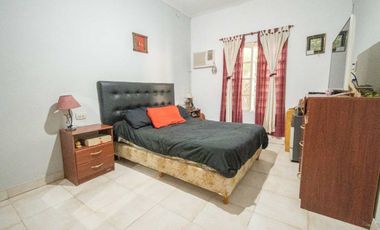 Casa en venta de 2 dorm, cochera y patio c/ pileta