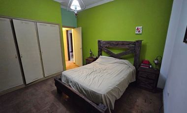 Casa de 2 dormitorios y gran parque en Villa Elisa