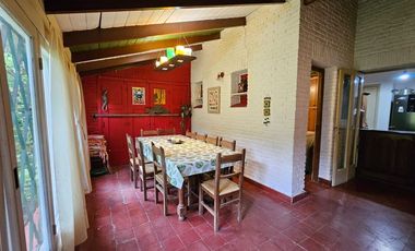 Casa de 2 dormitorios y gran parque en Villa Elisa