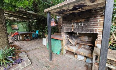 Casa de 2 dormitorios y gran parque en Villa Elisa
