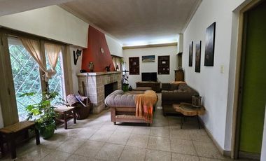 Casa de 2 dormitorios y gran parque en Villa Elisa