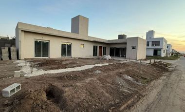 VENTA CASA SOLARES DE MANANTIALES EXC UBICACION