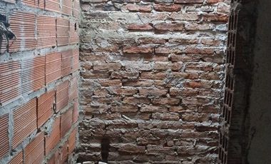 VENTA CASA 2 AMB. FLORENCIO VARELA EN LOTE PROPIO